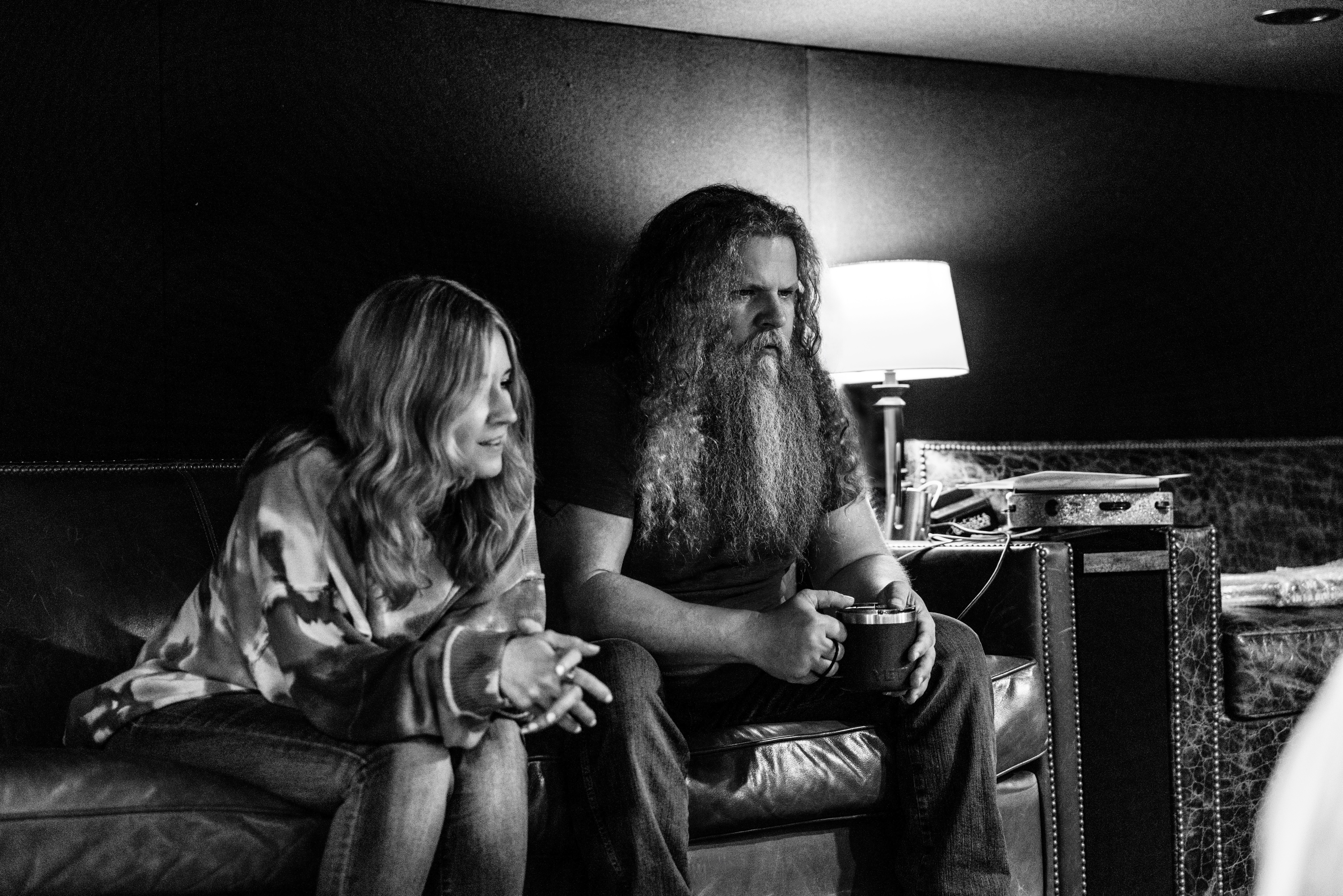 JAMEY JOHNSON SIGNS WITH WARNER MUSIC NASHVILLE